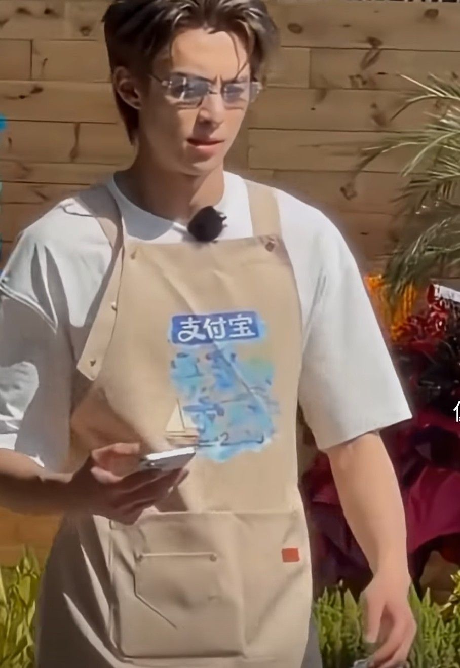 A moment captured by a fan of Dylan Wang