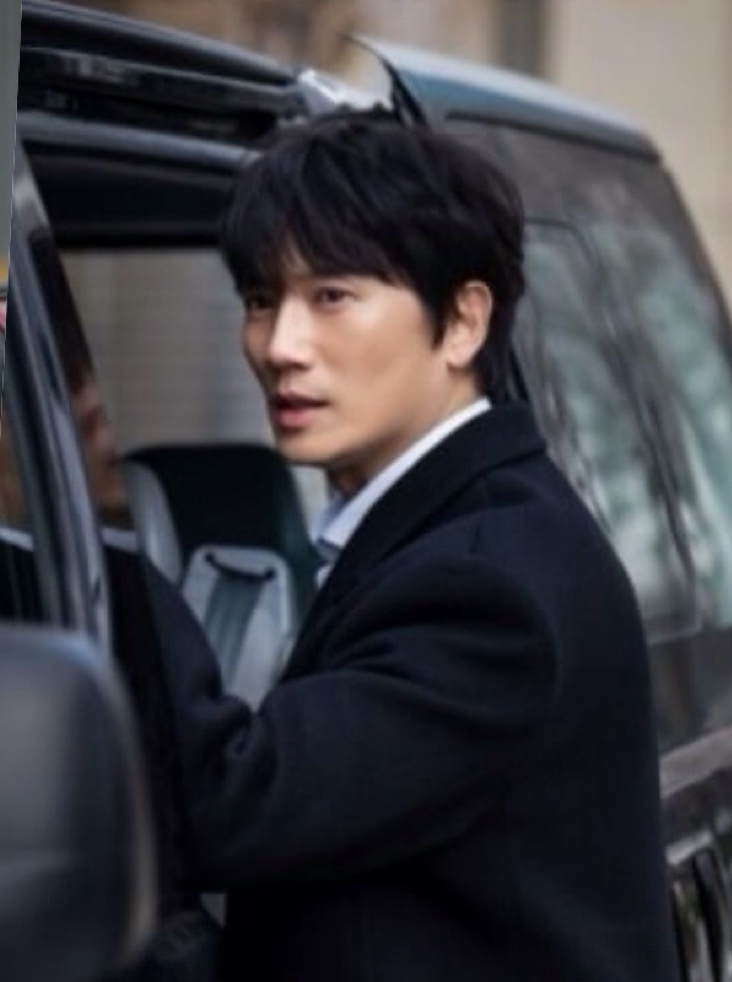 Behind-the-scenes cut of Ji Sung