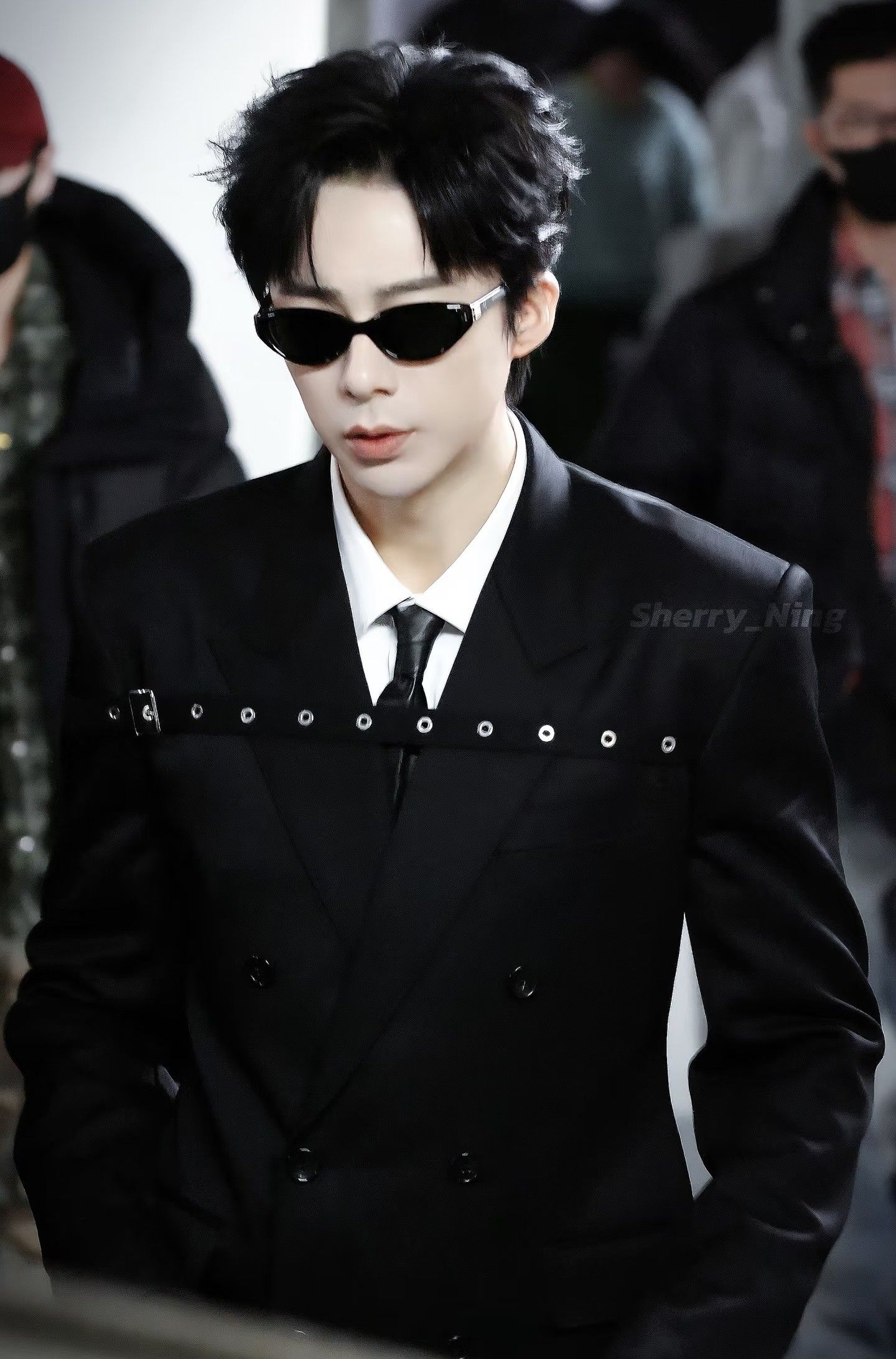 Behind-the-scenes cut of Board