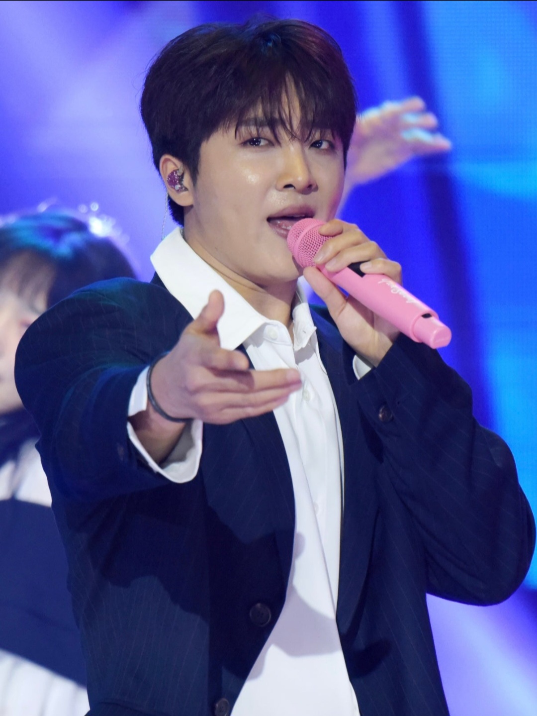 A moment captured by a fan of Hwang Yunsung