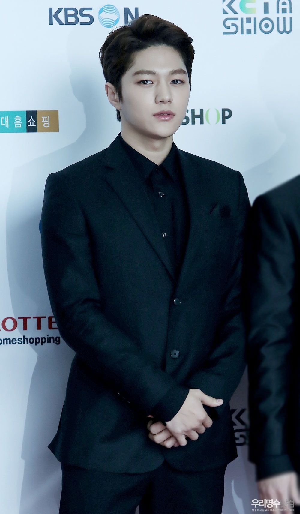 A moment captured by a fan of Kim Myungsoo (L)