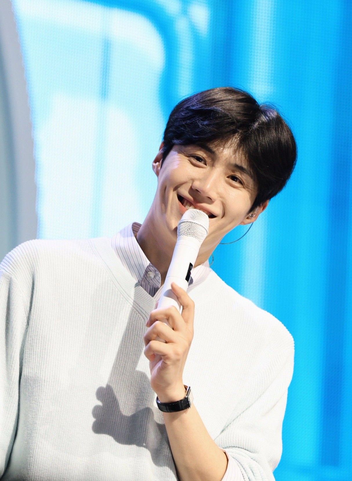 粉丝拍下的金宣虎瞬间