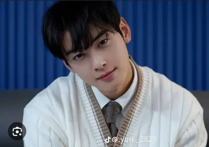 Behind-the-scenes cut of Cha Eunwoo