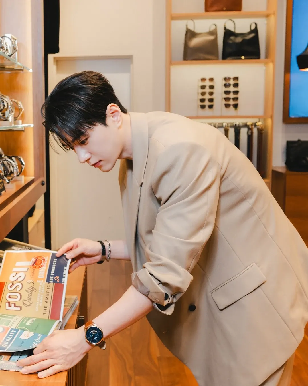 Behind-the-scenes cut of Kim Myungsoo (L)
