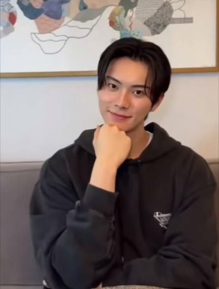 Behind-the-scenes cut of Lee Chaemin