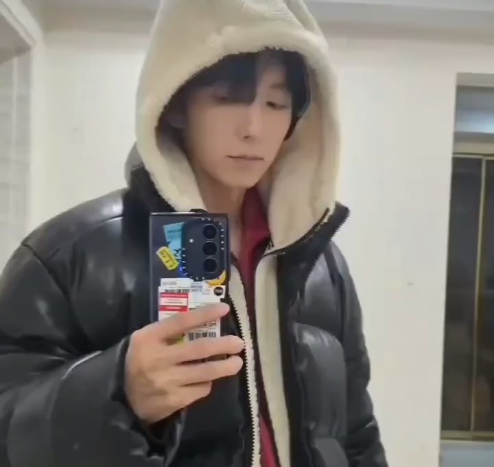 A moment captured by a fan of Lee Joongi