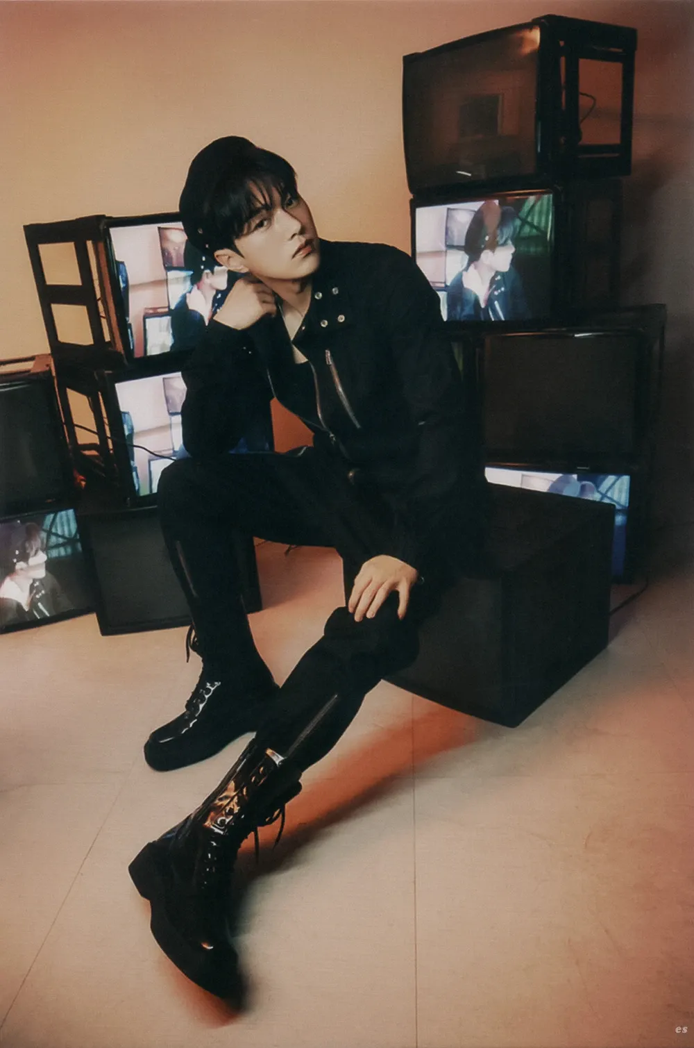 Behind-the-scenes cut of Kim Myungsoo (L)