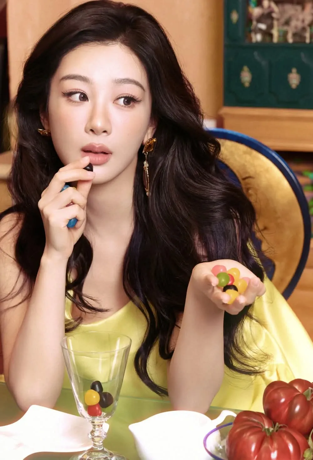 Behind-the-scenes cut of Yang Zi