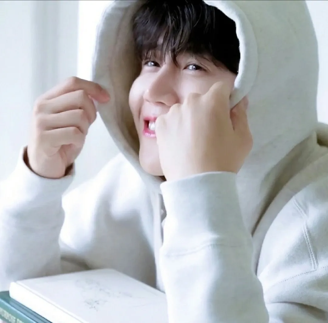 Behind-the-scenes cut of Kim Seonho