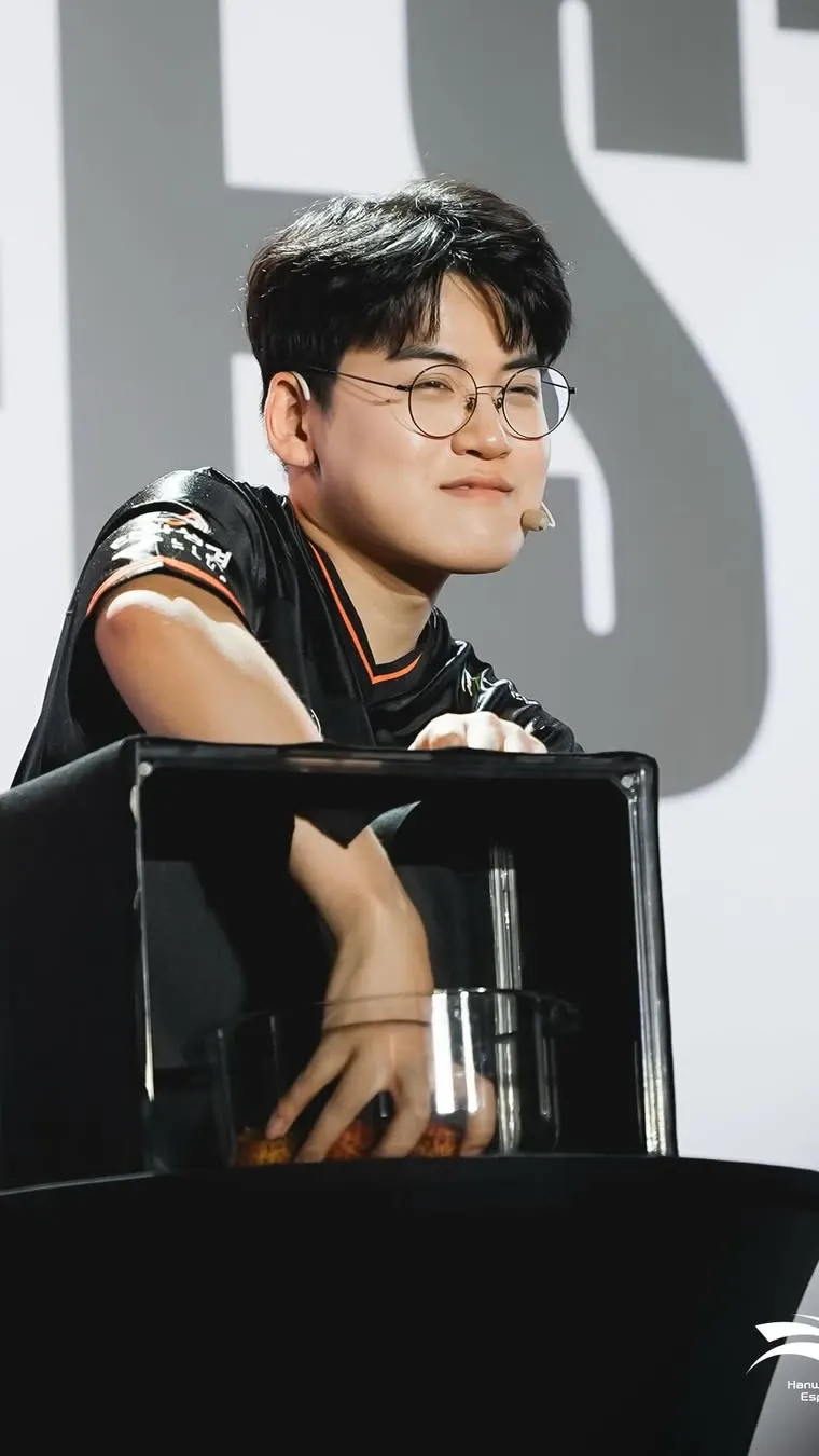 Representative background image loved by Gumayusi fandom