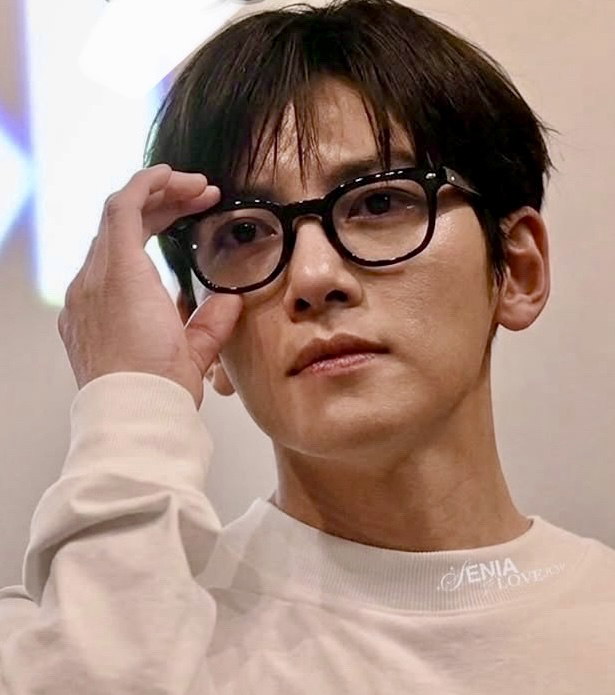 Behind-the-scenes cut of Ji Changwook