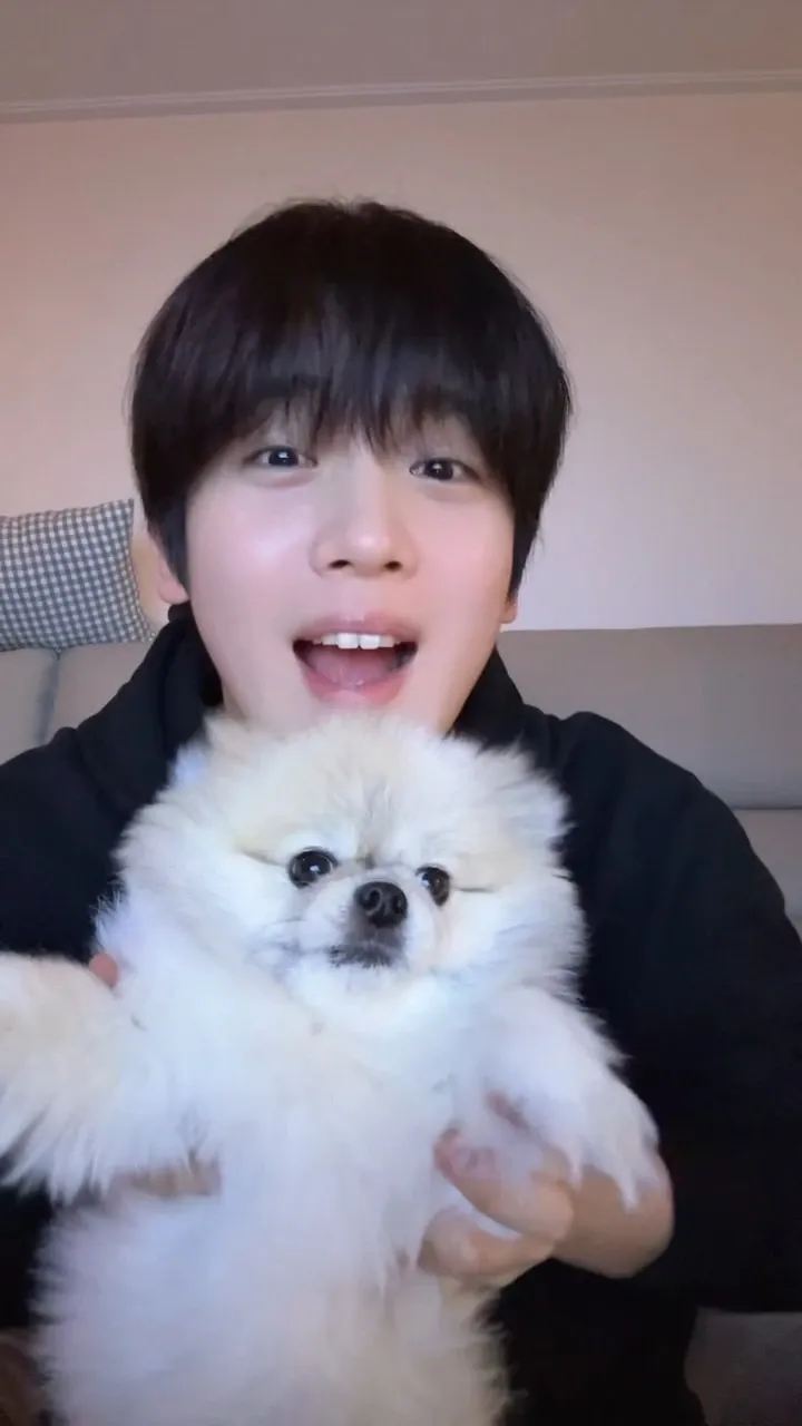 Wallpaper emosional yang dibagikan penggemar untuk Kim Yohan