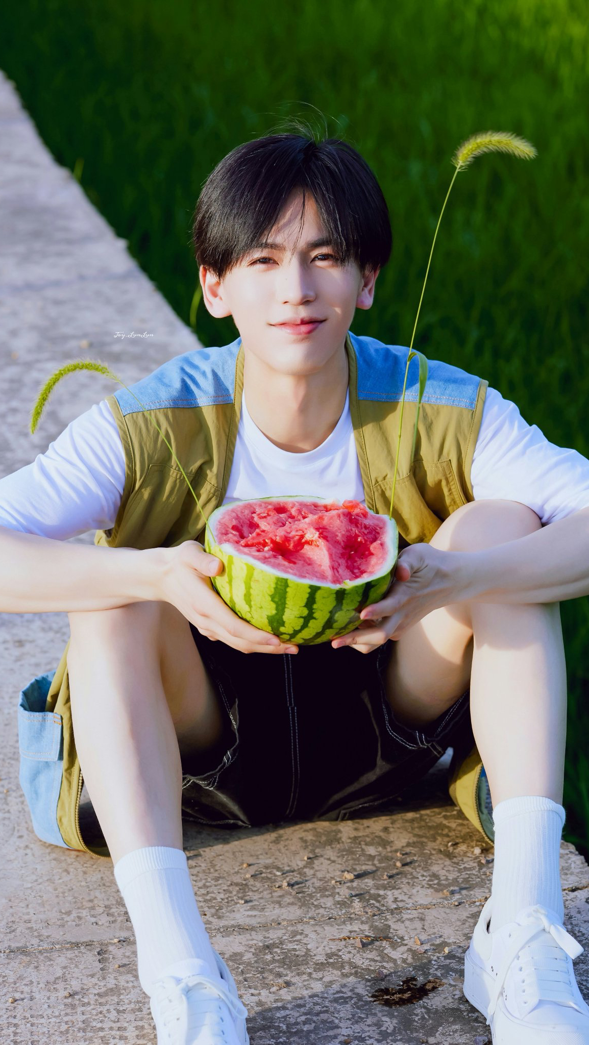 Behind-the-scenes cut of Zhang Linghe