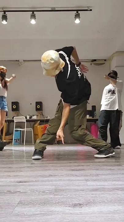 Behind-the-scenes cut of Lee Joongi