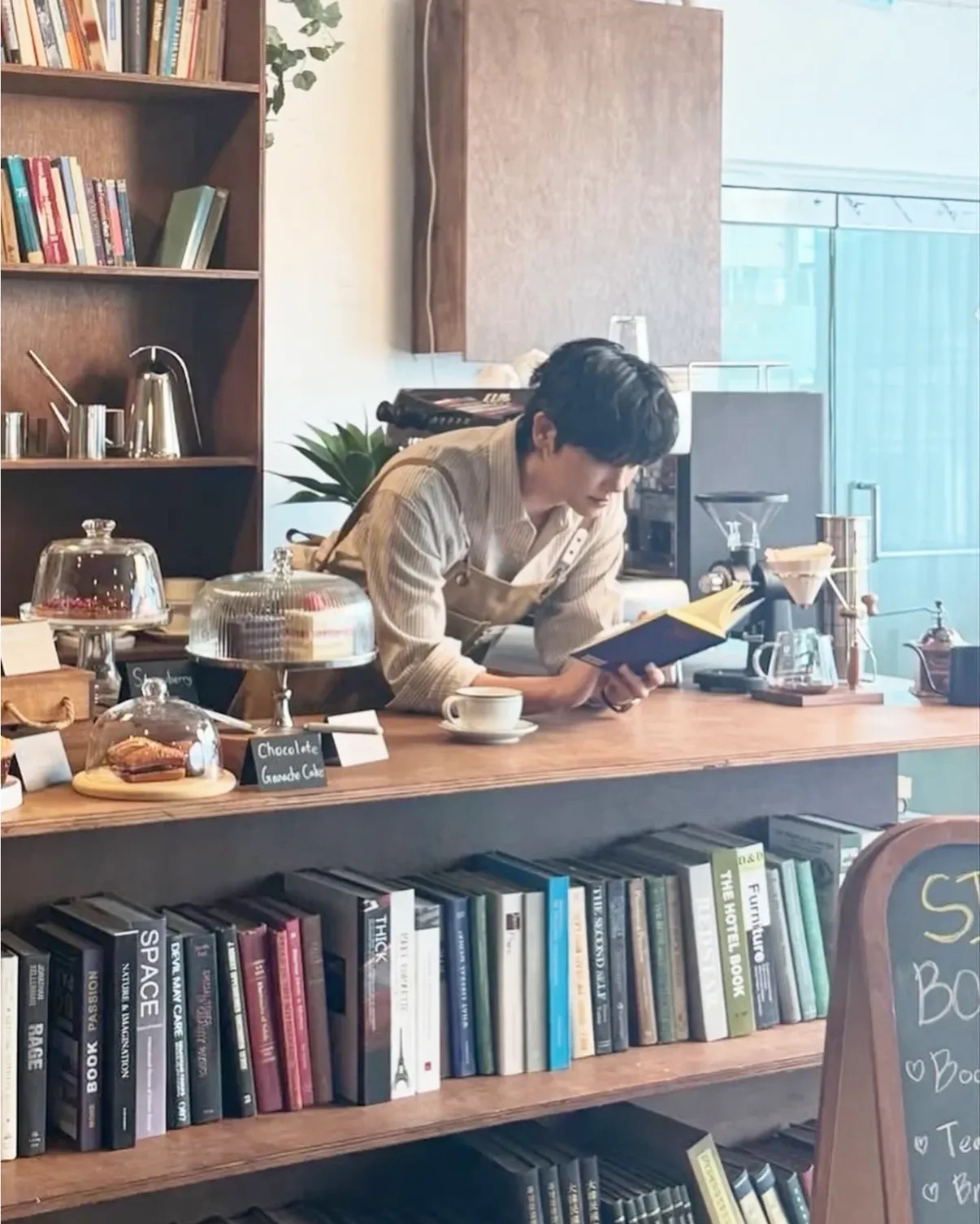 A moment captured by a fan of Park Hyungsik