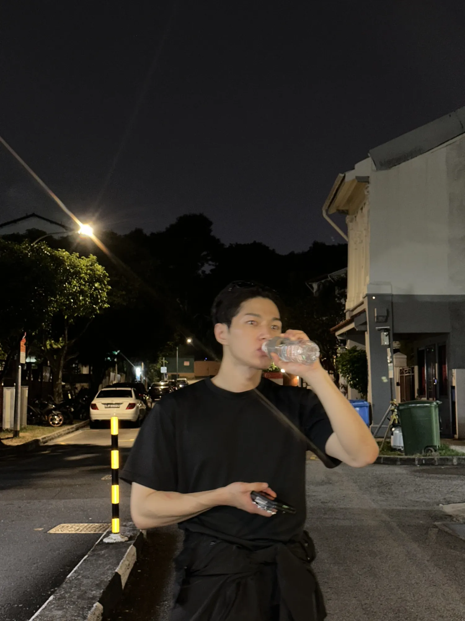 Behind-the-scenes cut of Kim Myungsoo (L)