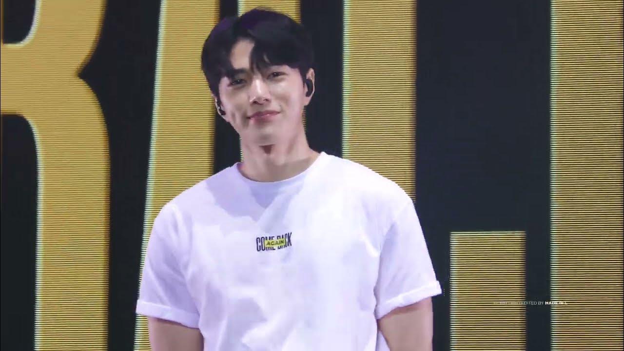 A moment captured by a fan of Kim Myungsoo (L)