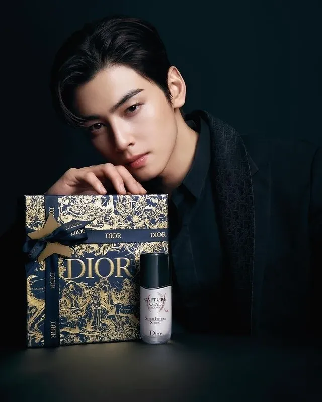 A moment captured by a fan of Cha Eunwoo