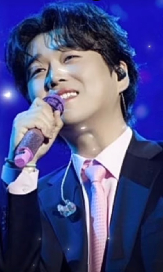 Special wallpaper made by Hwang Youngwoong's fans