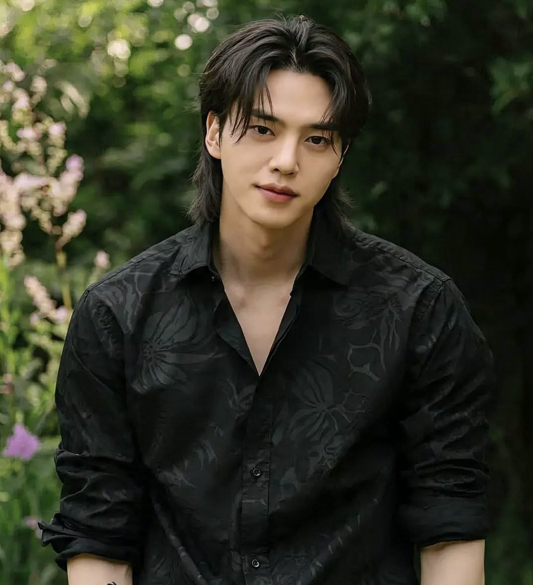 Latest photo of Song Kang