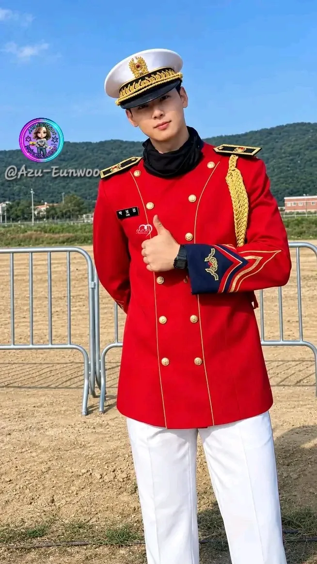 Behind-the-scenes cut of Cha Eunwoo