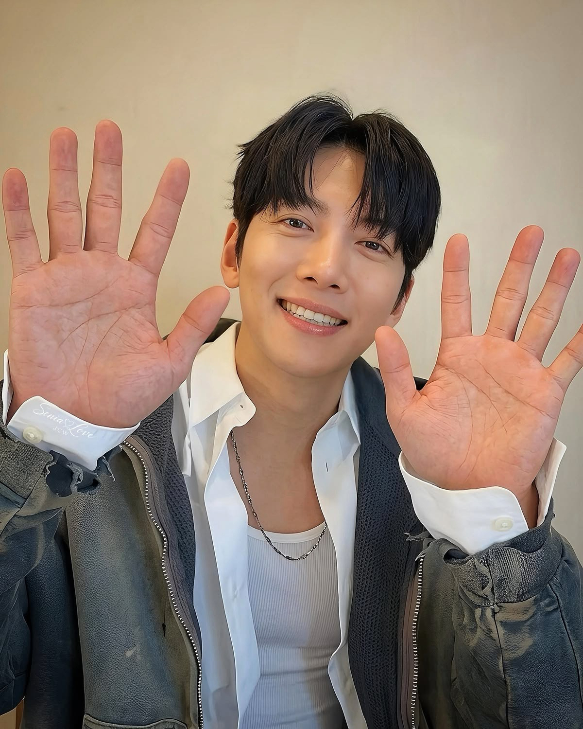 Behind-the-scenes cut of Ji Changwook