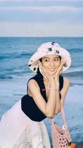 Behind-the-scenes cut of Jisoo (1995)