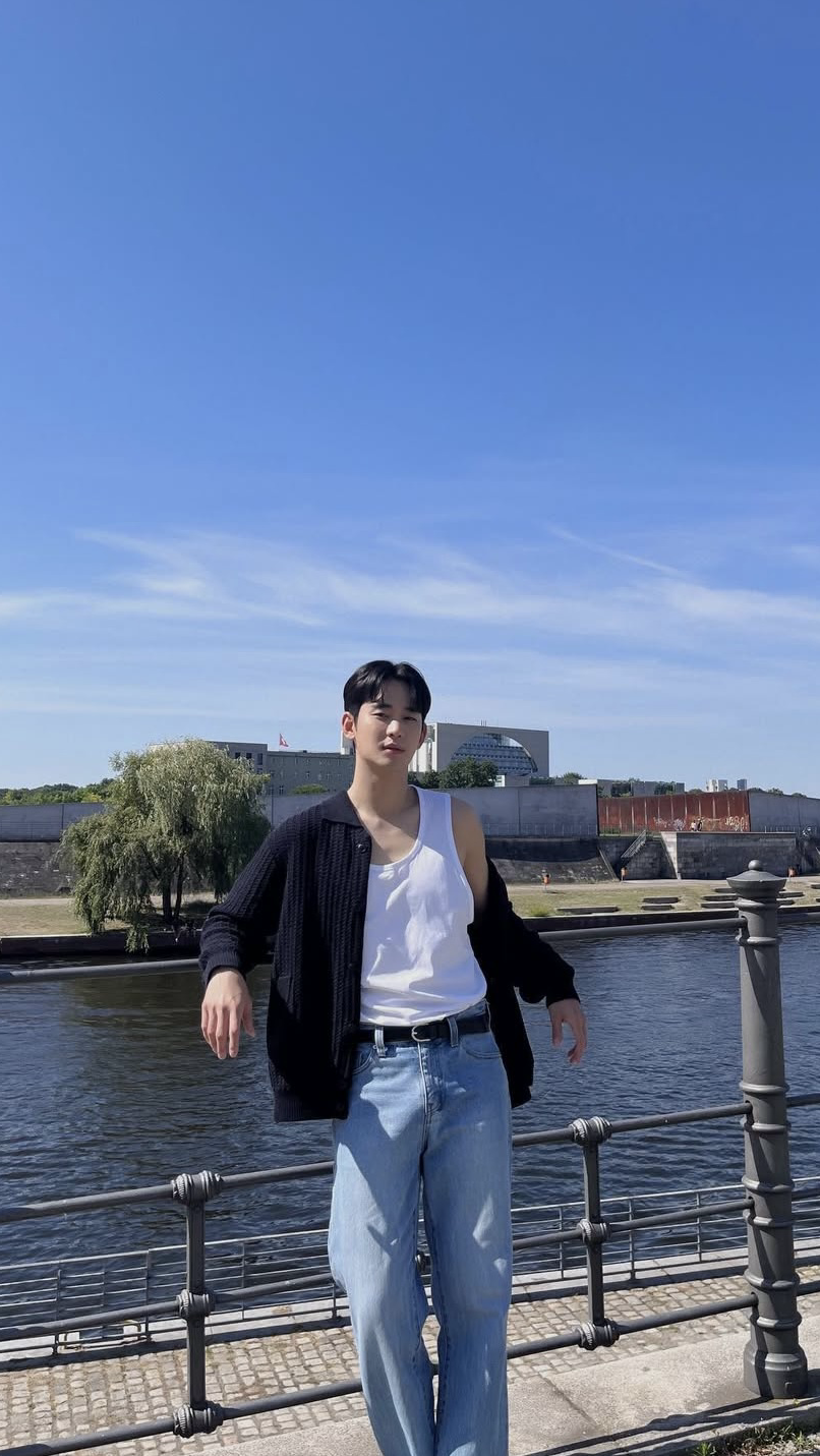 A moment captured by a fan of Kim Soohyun