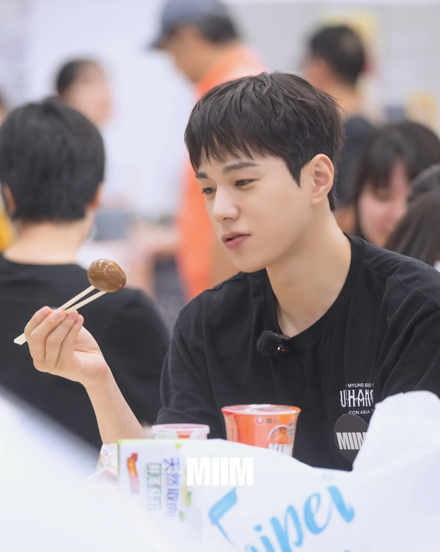 A moment captured by a fan of Kim Myungsoo (L)
