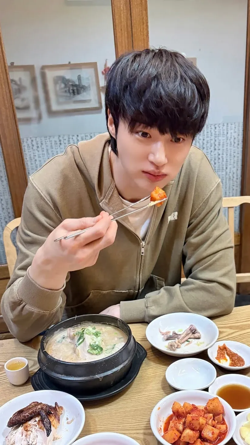 Today's popular wallpaper in Byeon Wooseok community