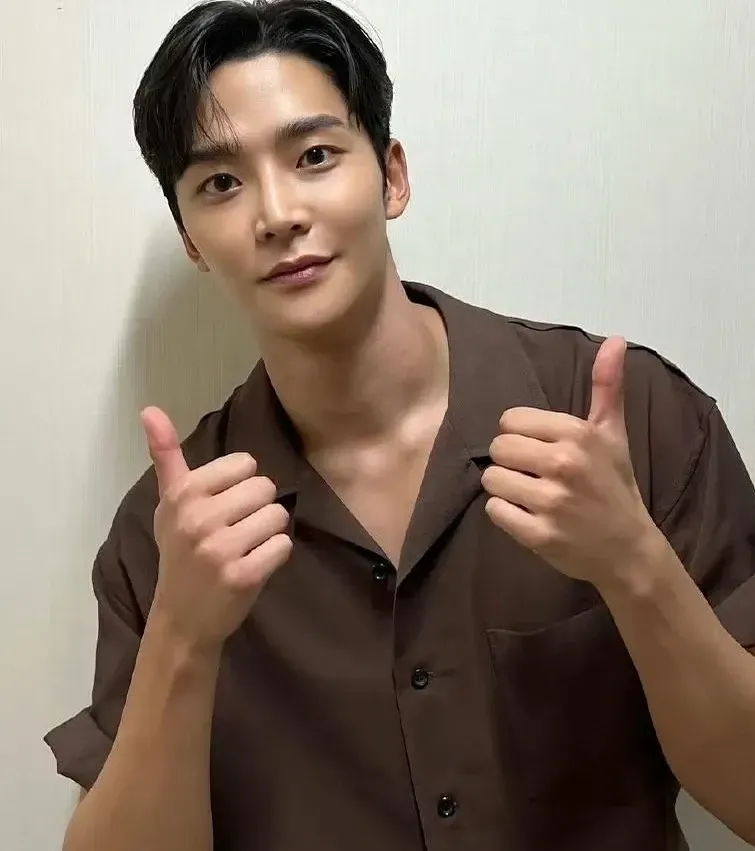 Foto kegiatan terbaru dari Rowoon
