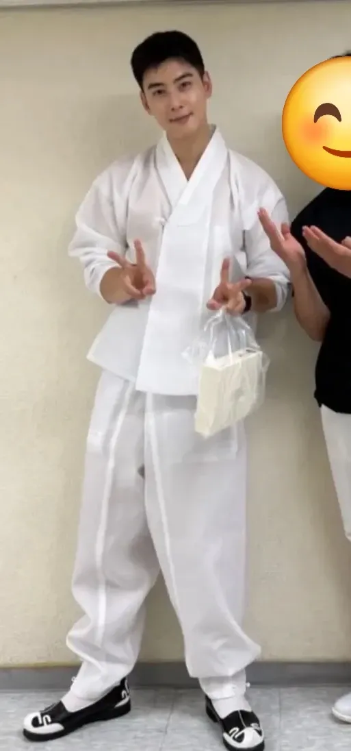 Recent activity shot of Cha Eunwoo