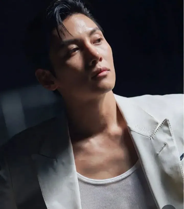 Behind-the-scenes cut of Ji Changwook