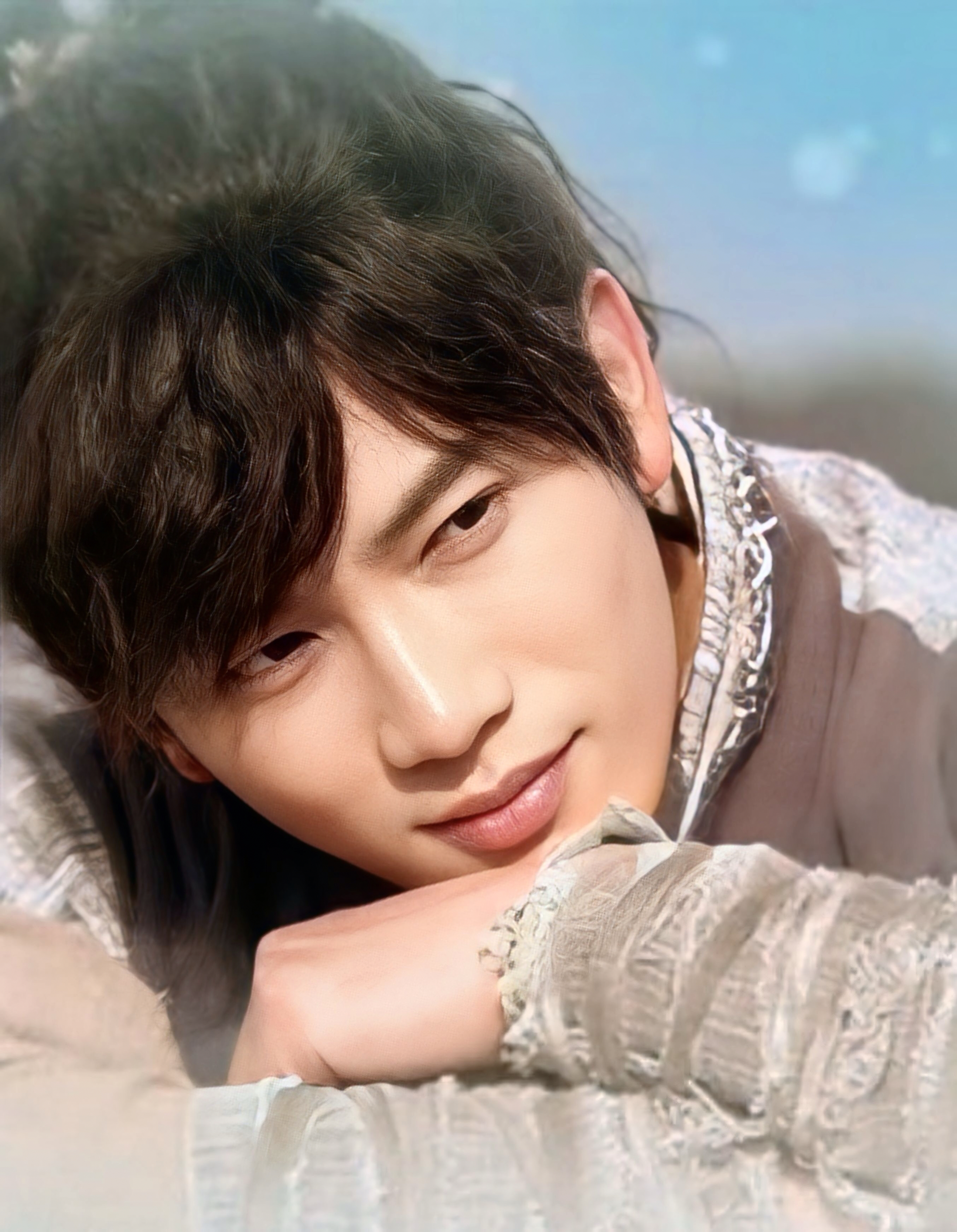 Behind-the-scenes cut of Ji Sung