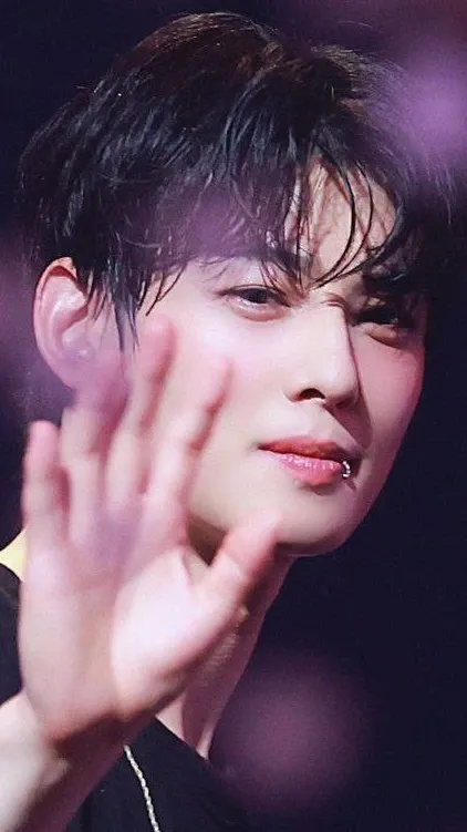 Recent activity shot of Cha Eunwoo