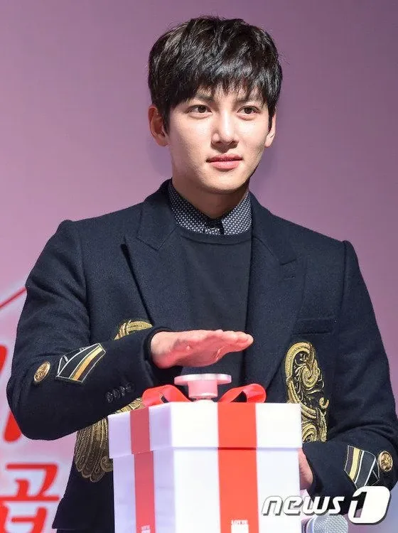Behind-the-scenes cut of Ji Changwook