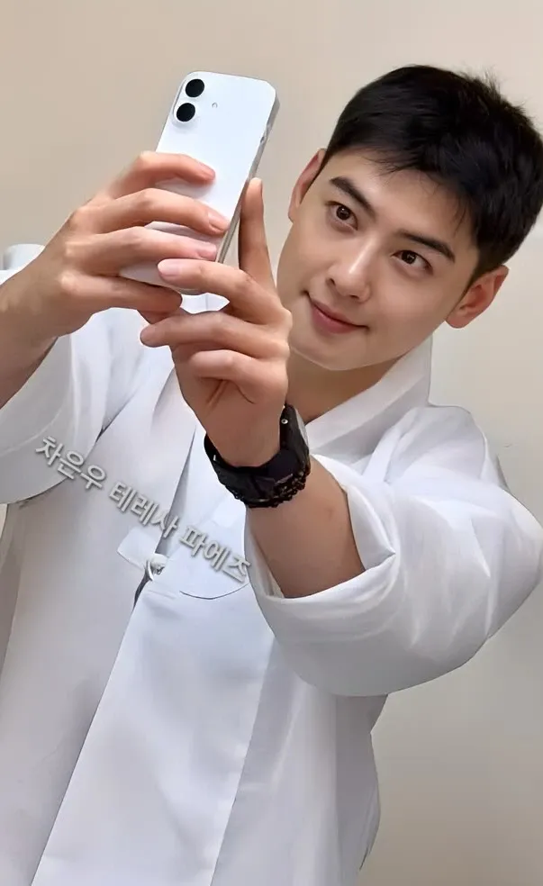 A moment captured by a fan of Cha Eunwoo