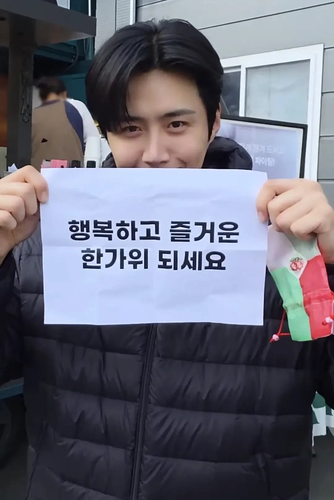 Behind-the-scenes cut of Kim Seonho