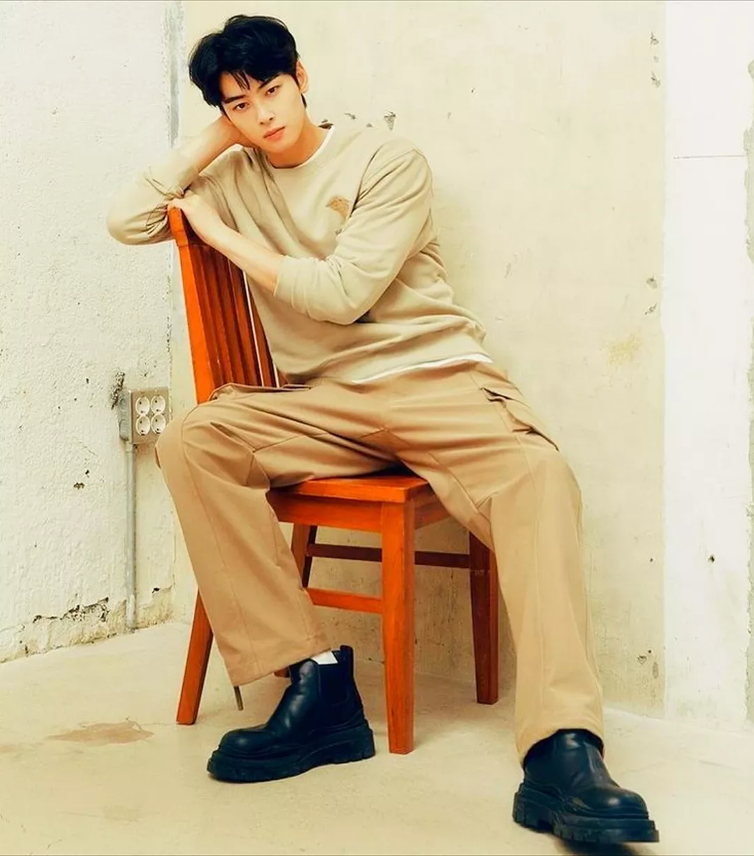 Recent activity shot of Cha Eunwoo