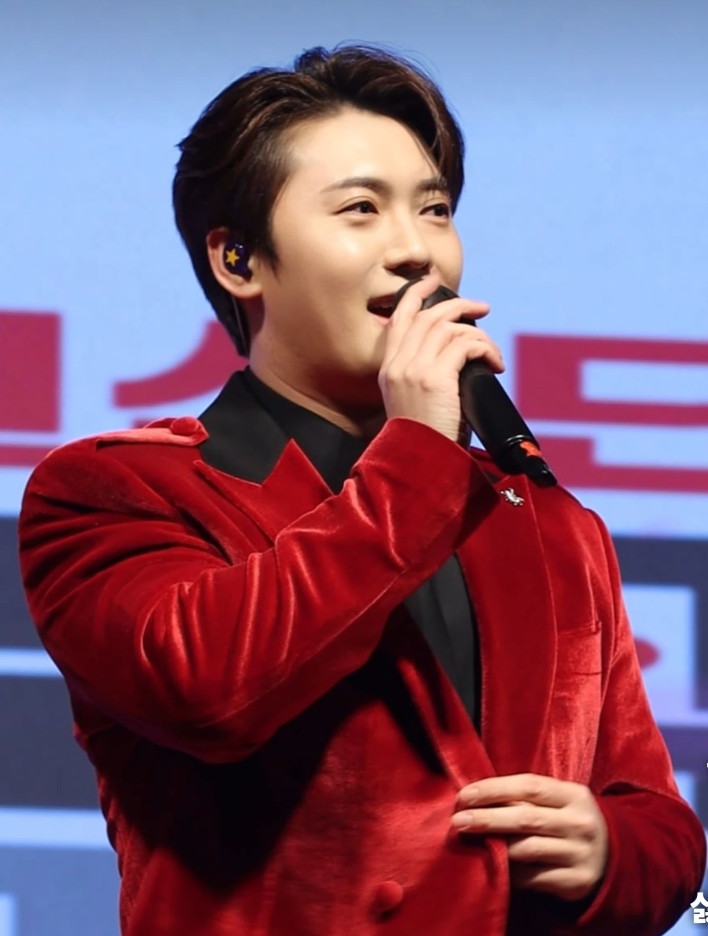 A moment captured by a fan of Son Binah