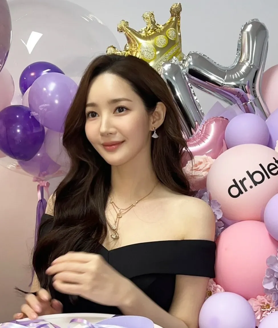 Behind-the-scenes cut of Park Minyoung