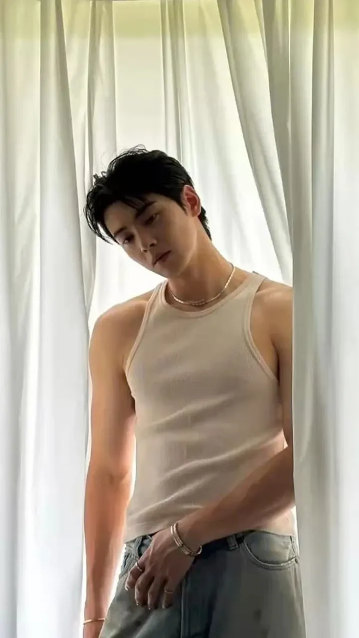 A moment captured by a fan of Cha Eunwoo