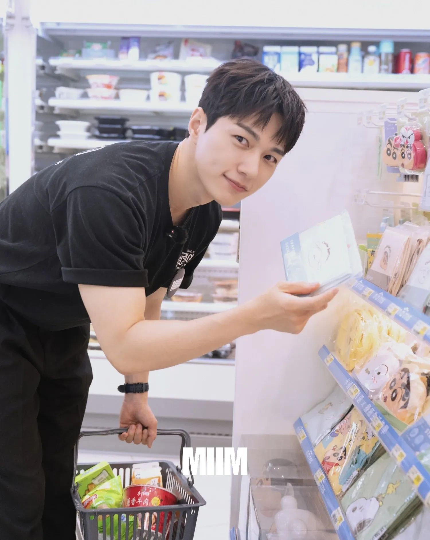 A moment captured by a fan of Kim Myungsoo (L)