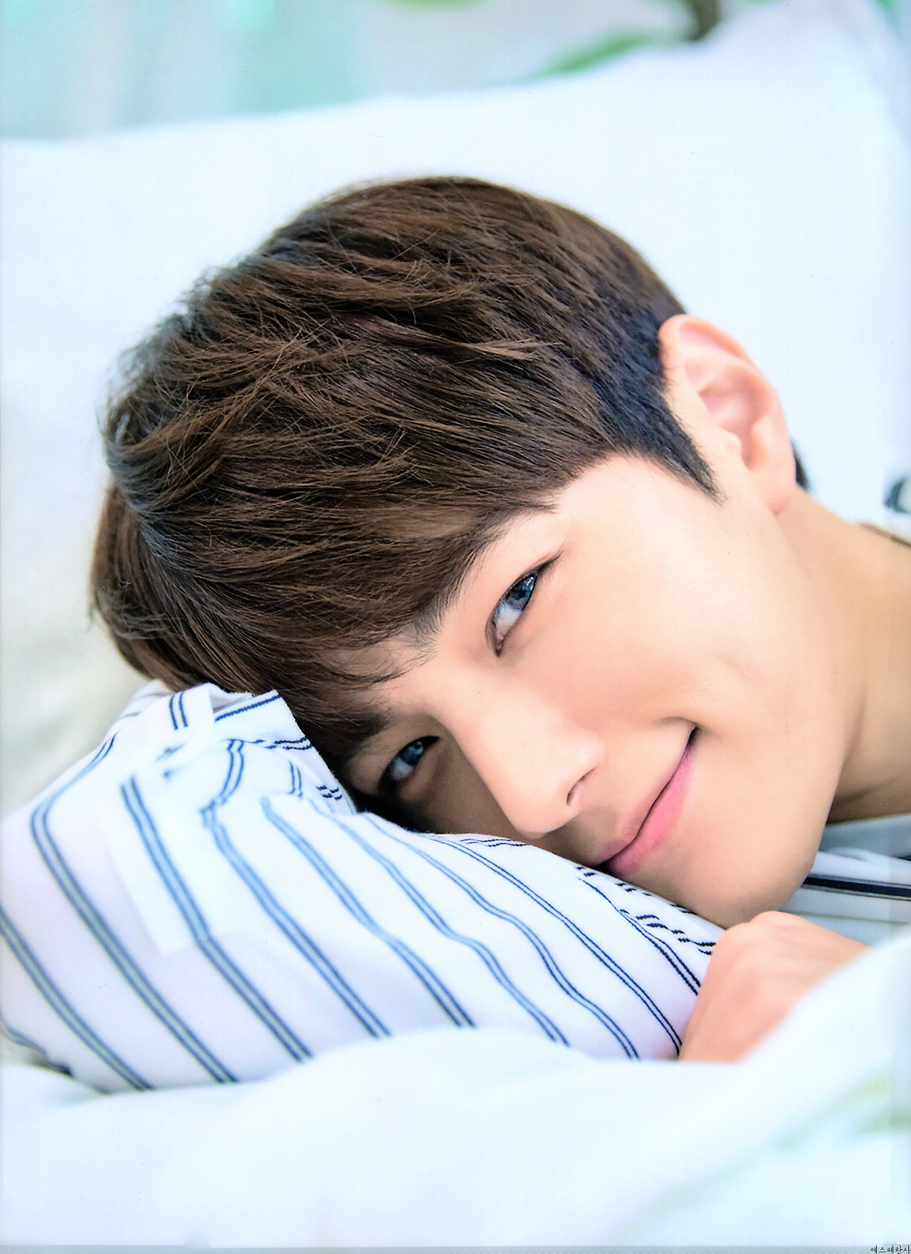 Behind-the-scenes cut of Kim Myungsoo (L)