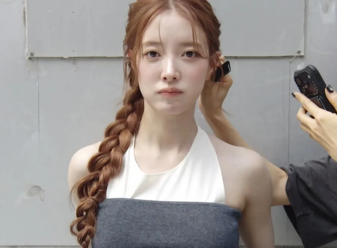 Behind-the-scenes cut of Lee Seyoung