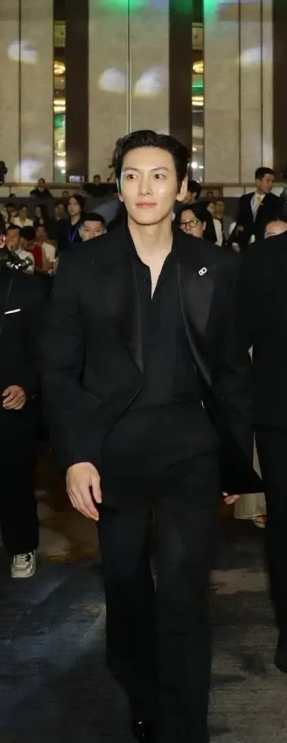 Behind-the-scenes cut of Ji Changwook