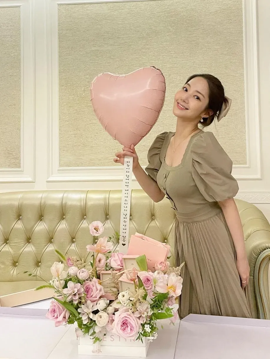 Behind-the-scenes cut of Park Minyoung