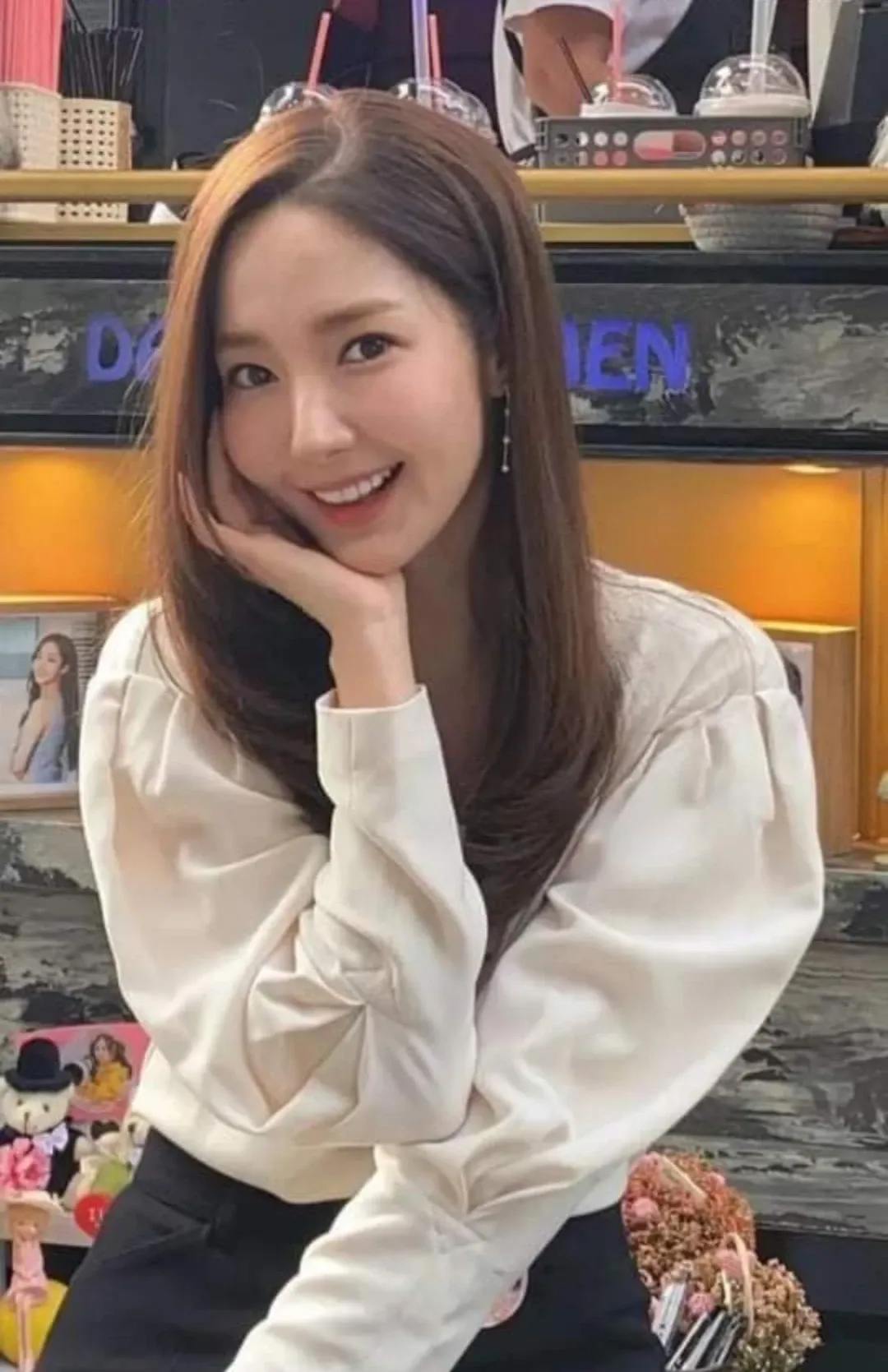 Behind-the-scenes cut of Park Minyoung