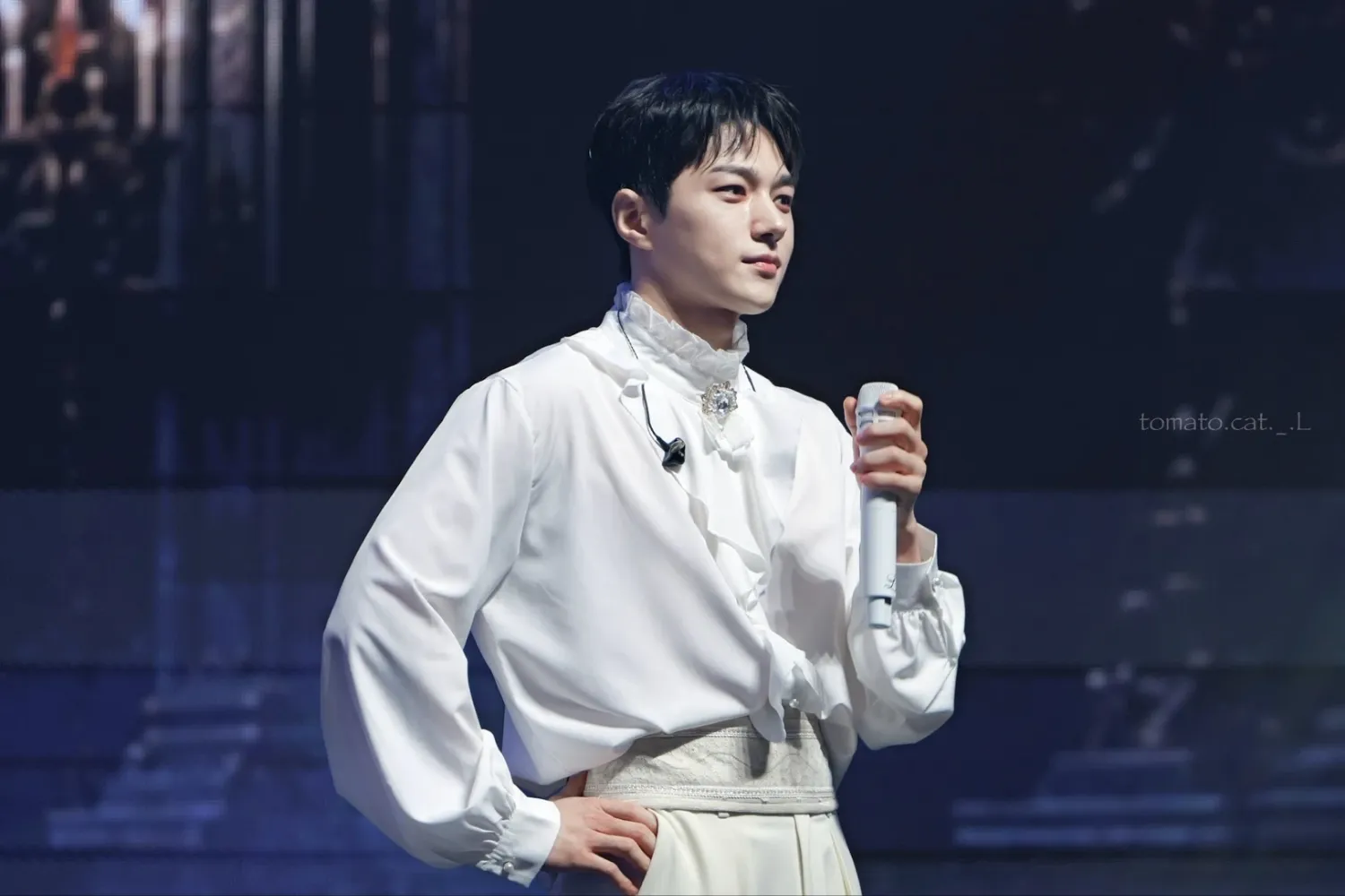Behind-the-scenes cut of Kim Myungsoo (L)
