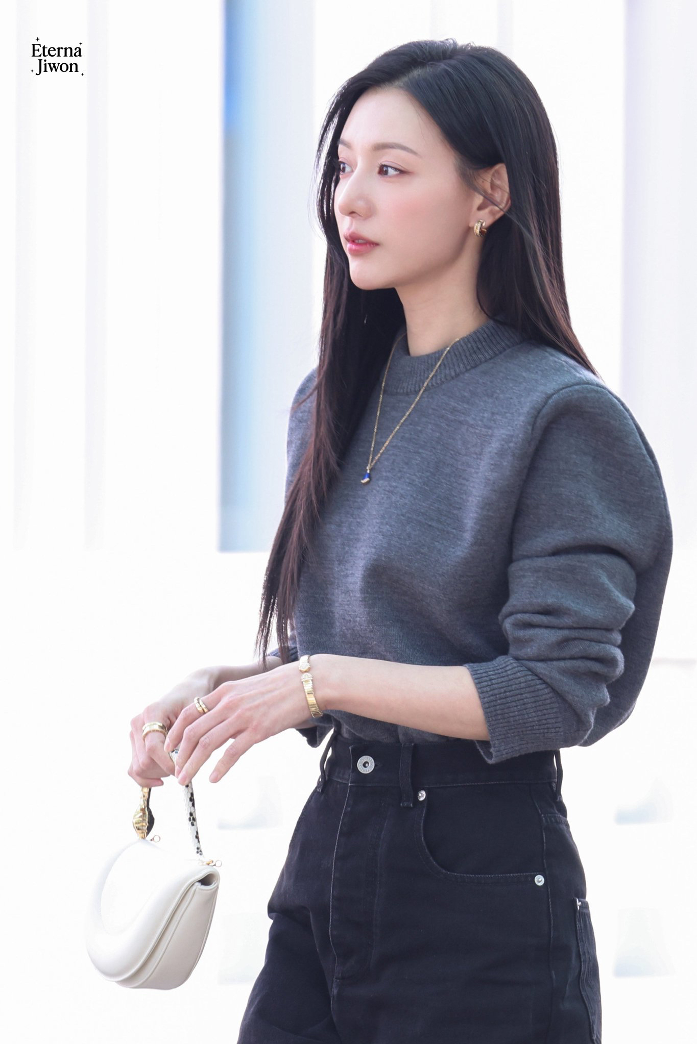 Behind-the-scenes cut of Kim Jiwon